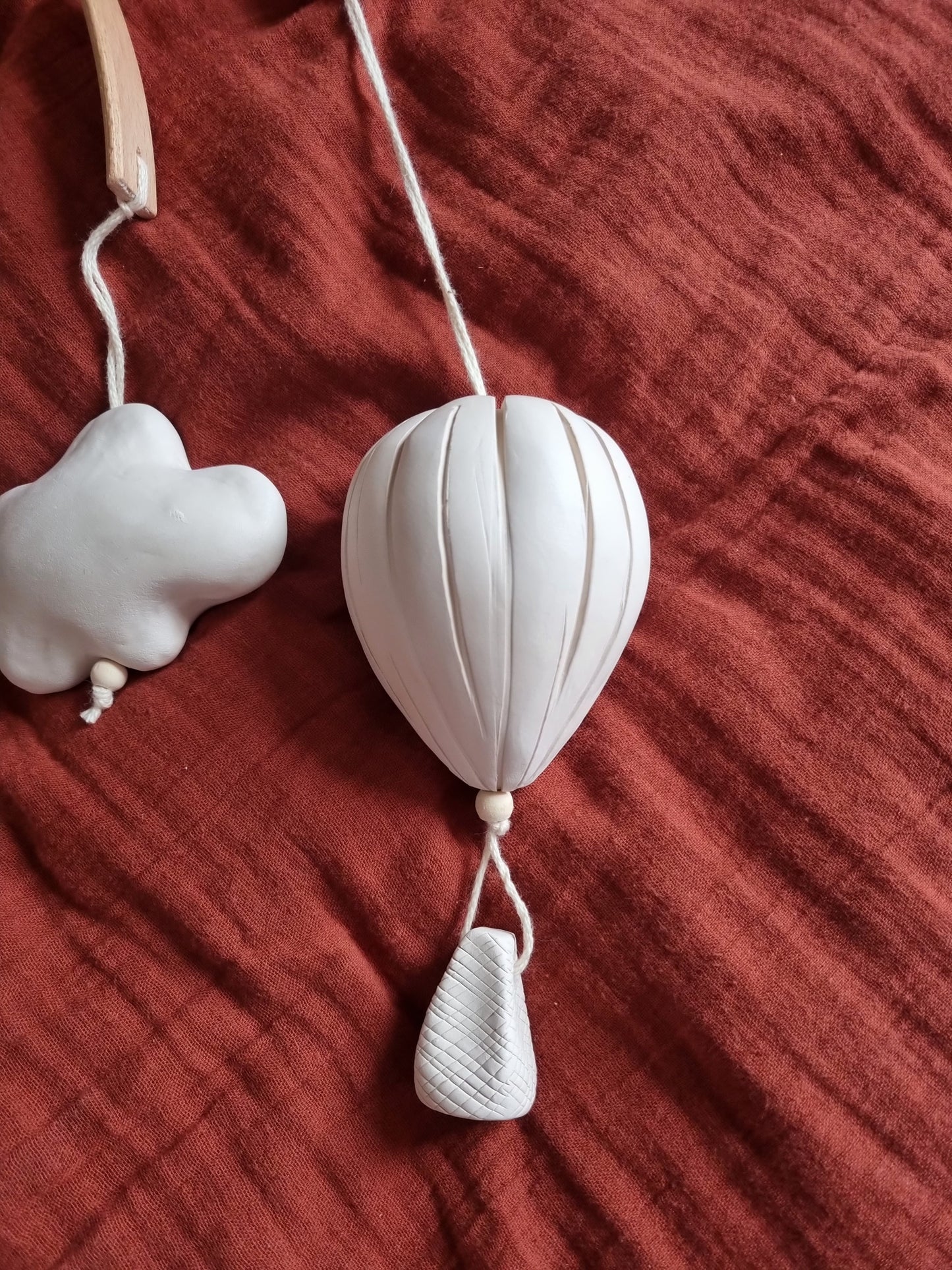 Mobile montgolfière dans les nuages
