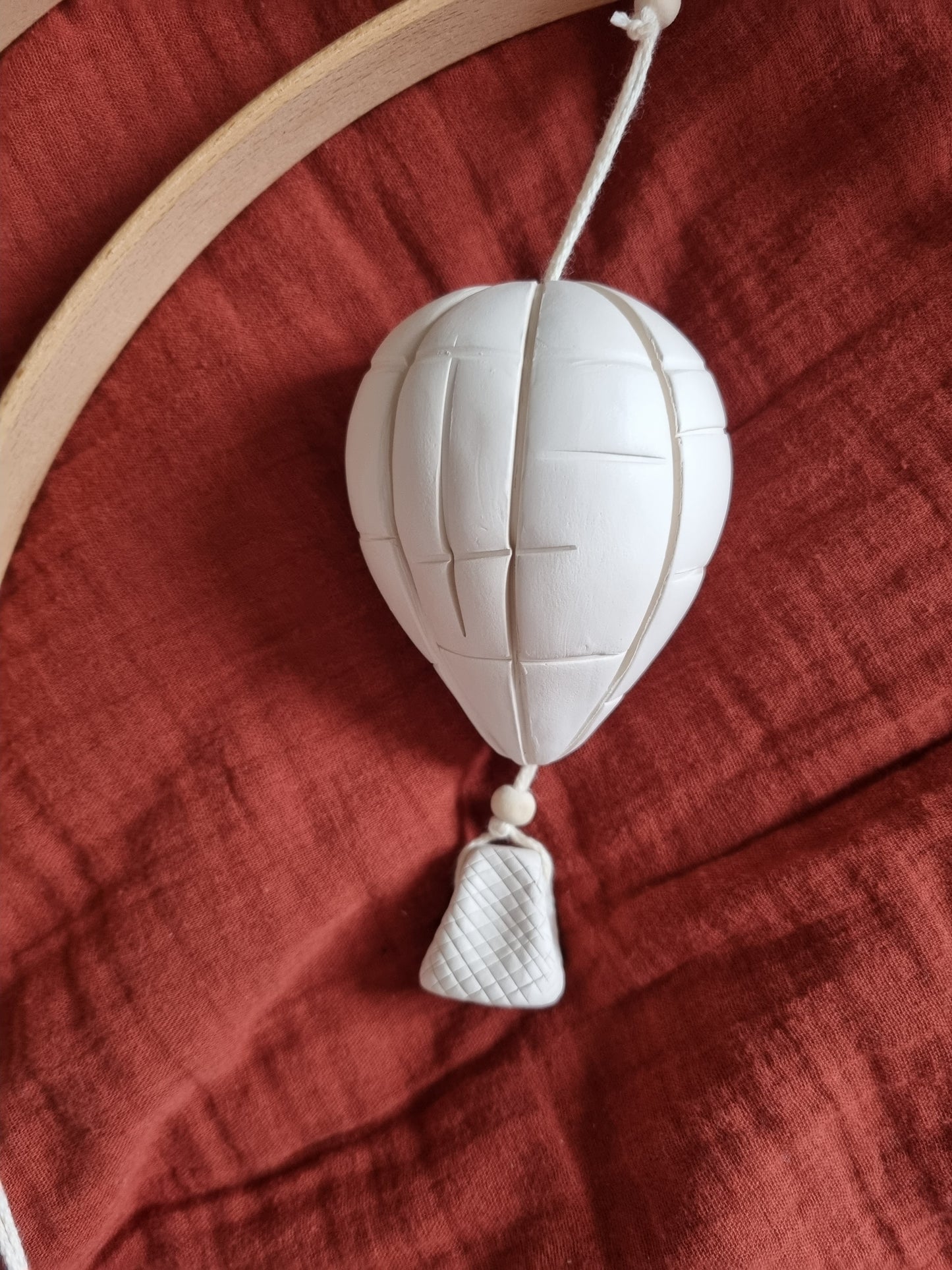 Mobile montgolfière dans les nuages