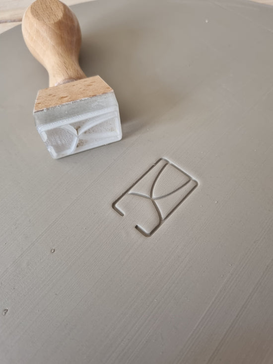 Signature d'une pièce, réaliser au tampon. Poppy Pottery