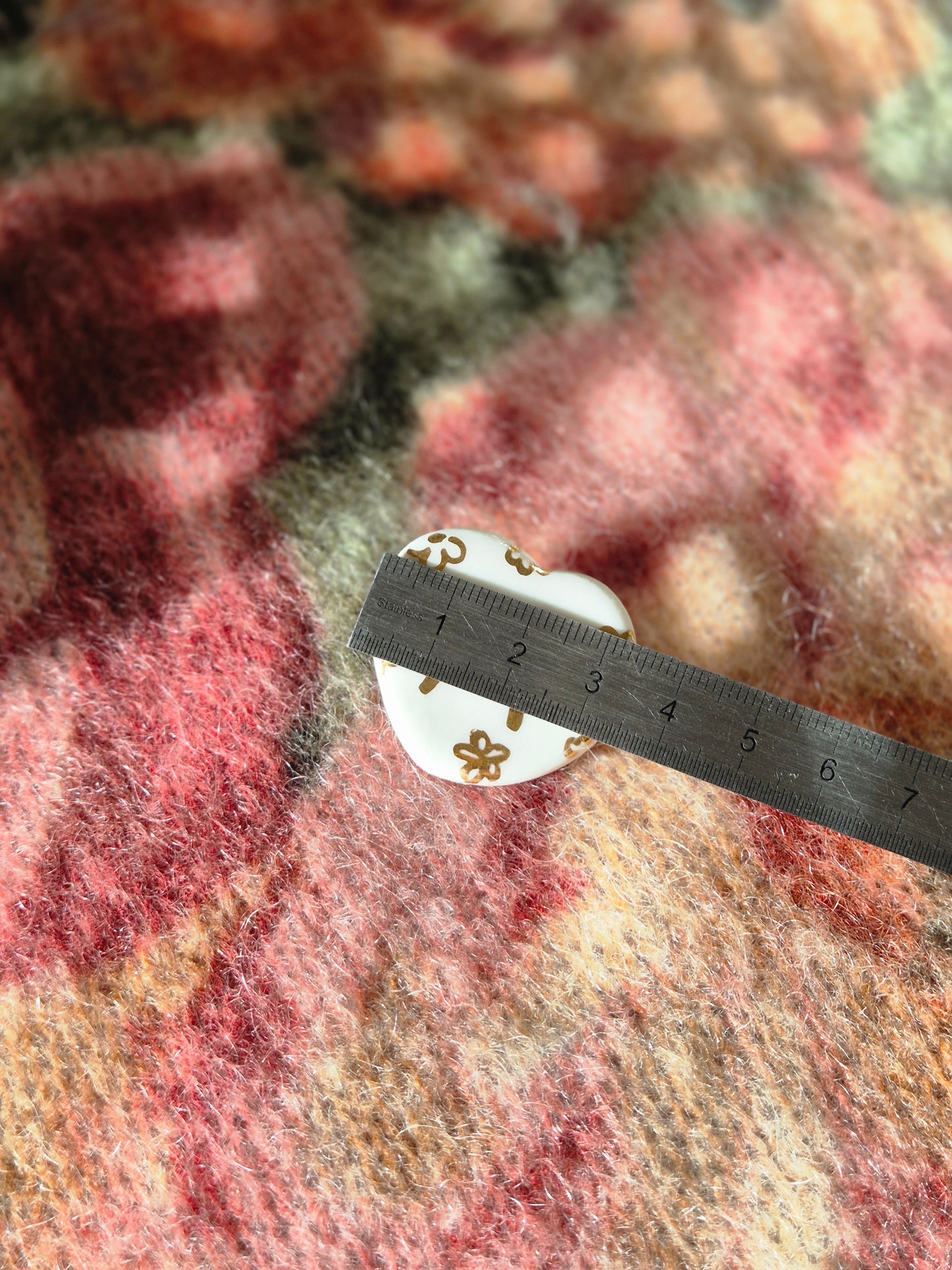 Broche cœur points dorés