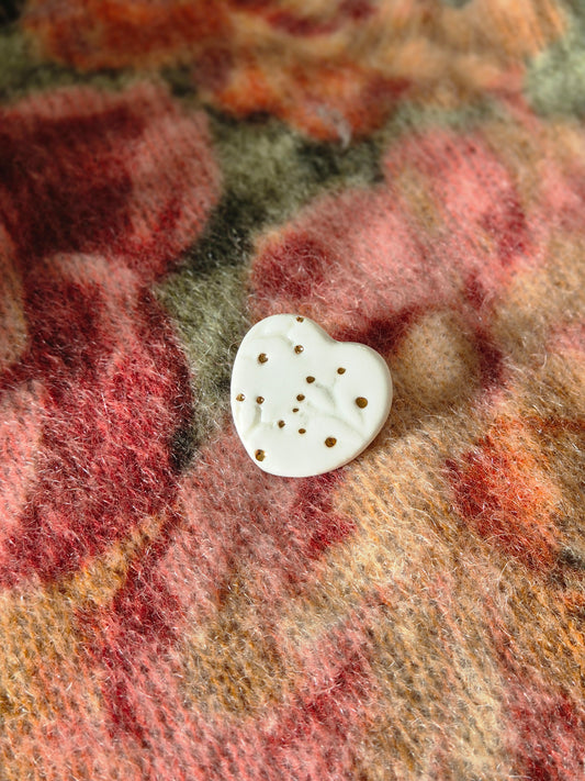 Broche cœur points dorés