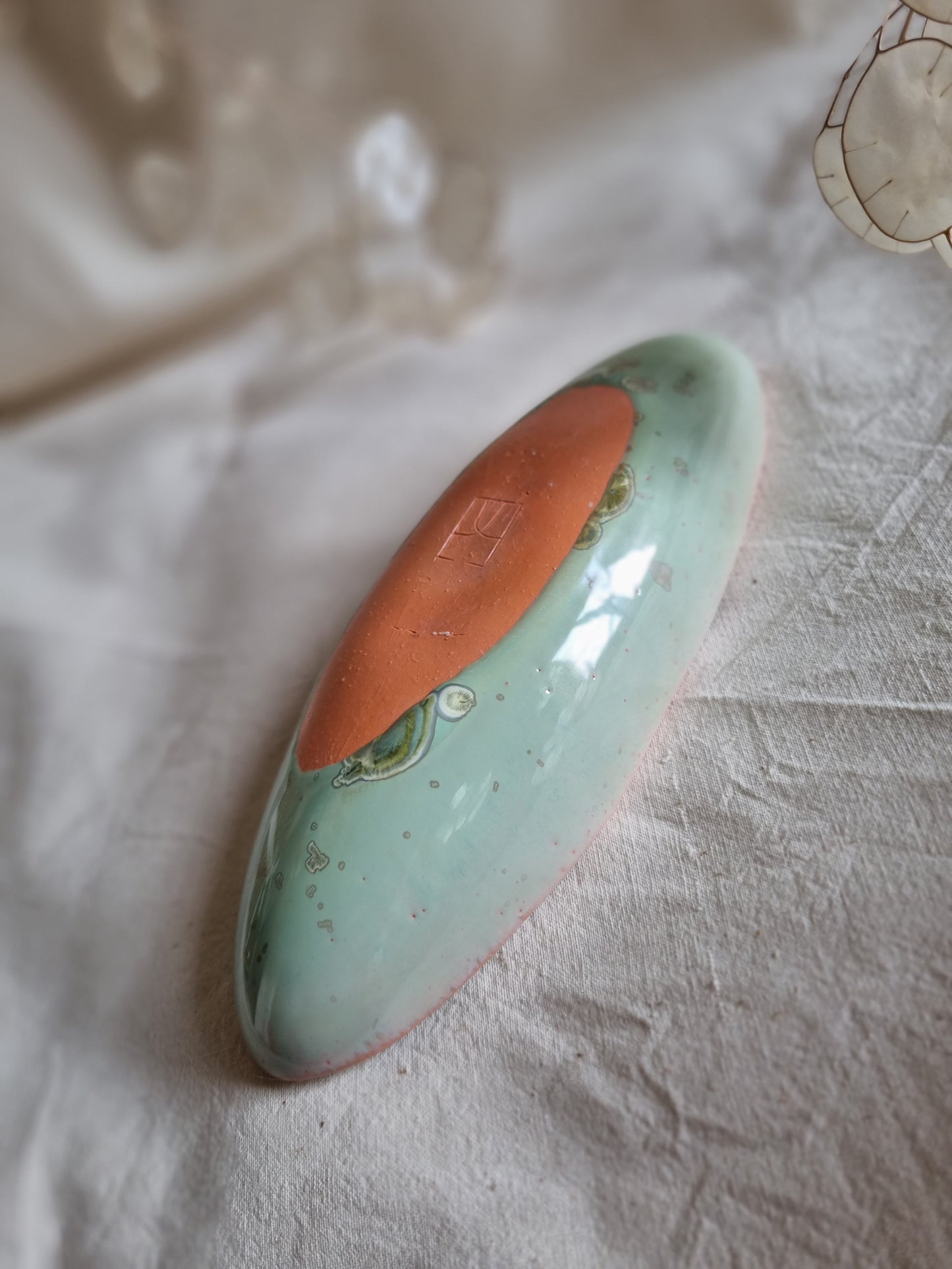 Coupelle engobe de porcelaine.
